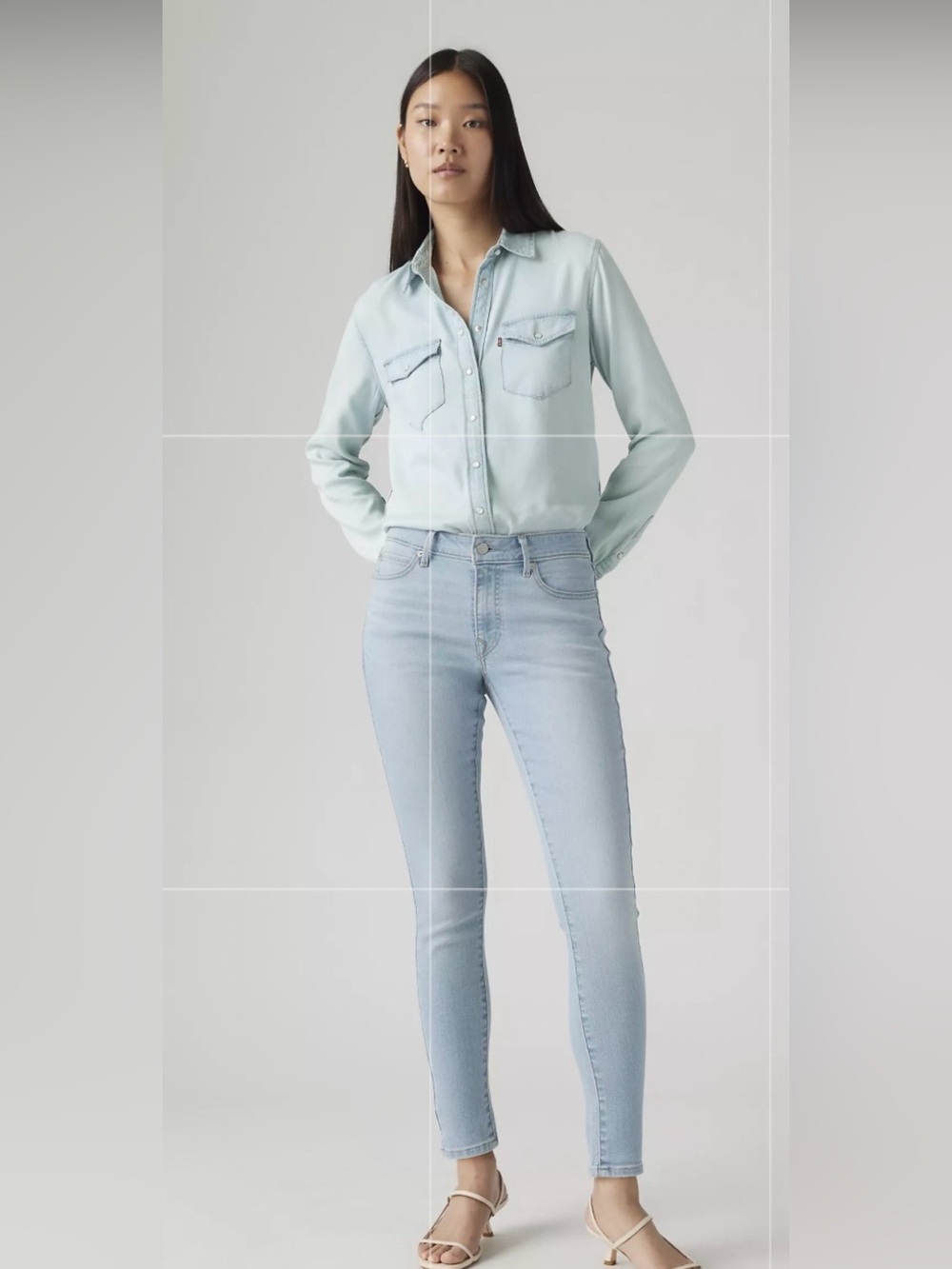 Levi's Women's Classic 5 Pocket 711 Skinny Jeans in Light Wash
